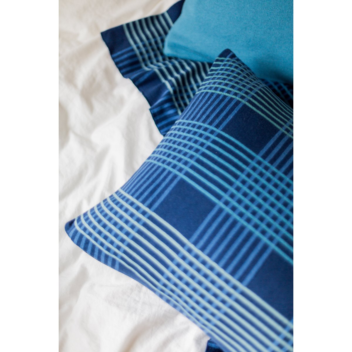 Ruth Kussen Blauw, zacht jacquard gebreid katoen