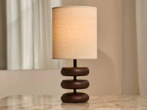Lara donkerbruine houten tafellamp met crème linnen schaduw - rustieke woningverlichting