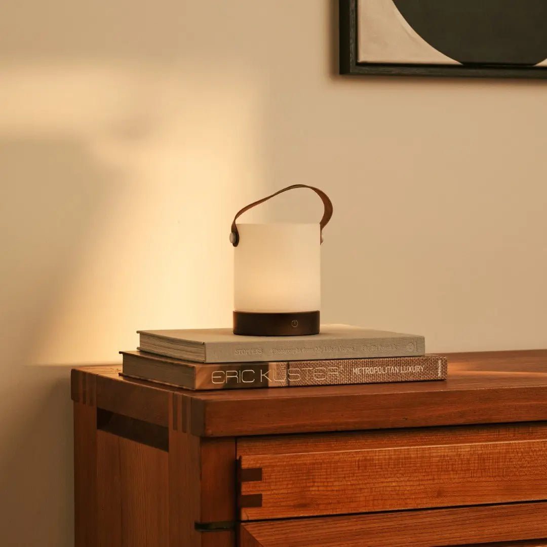 Avery donkerbruine oplaadbare houten tafellamp – draadloos en dimbaar met leren band - Afbeelding 16