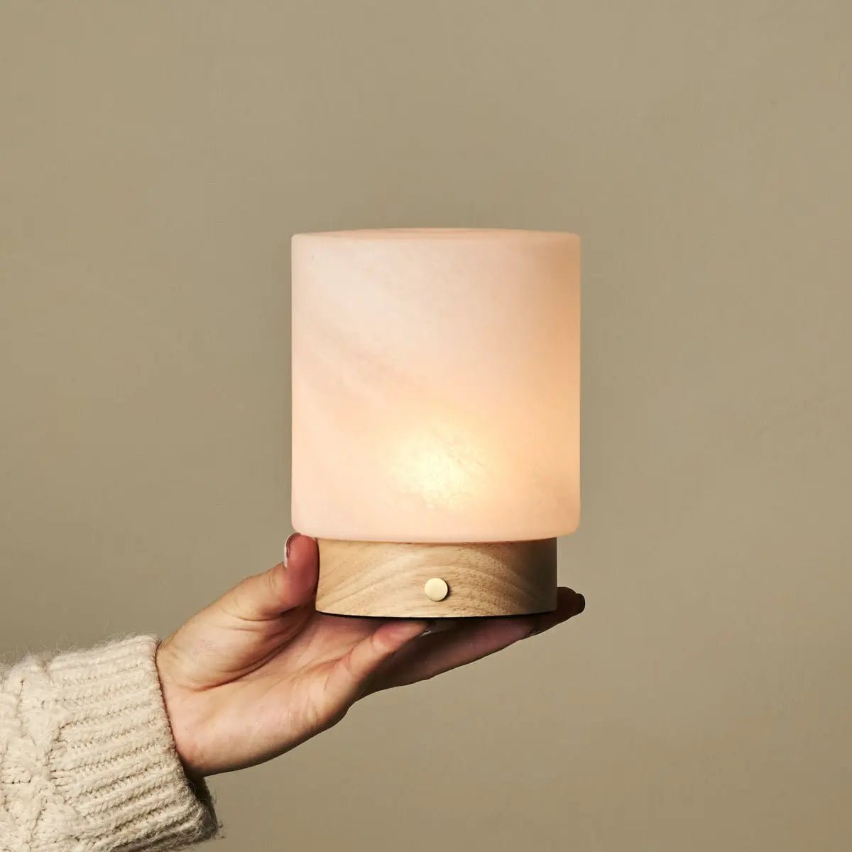 Pien lichtbruine houten tafellamp - oplaadbaar, dimbaar en tot 100 uur batterij - Afbeelding 7