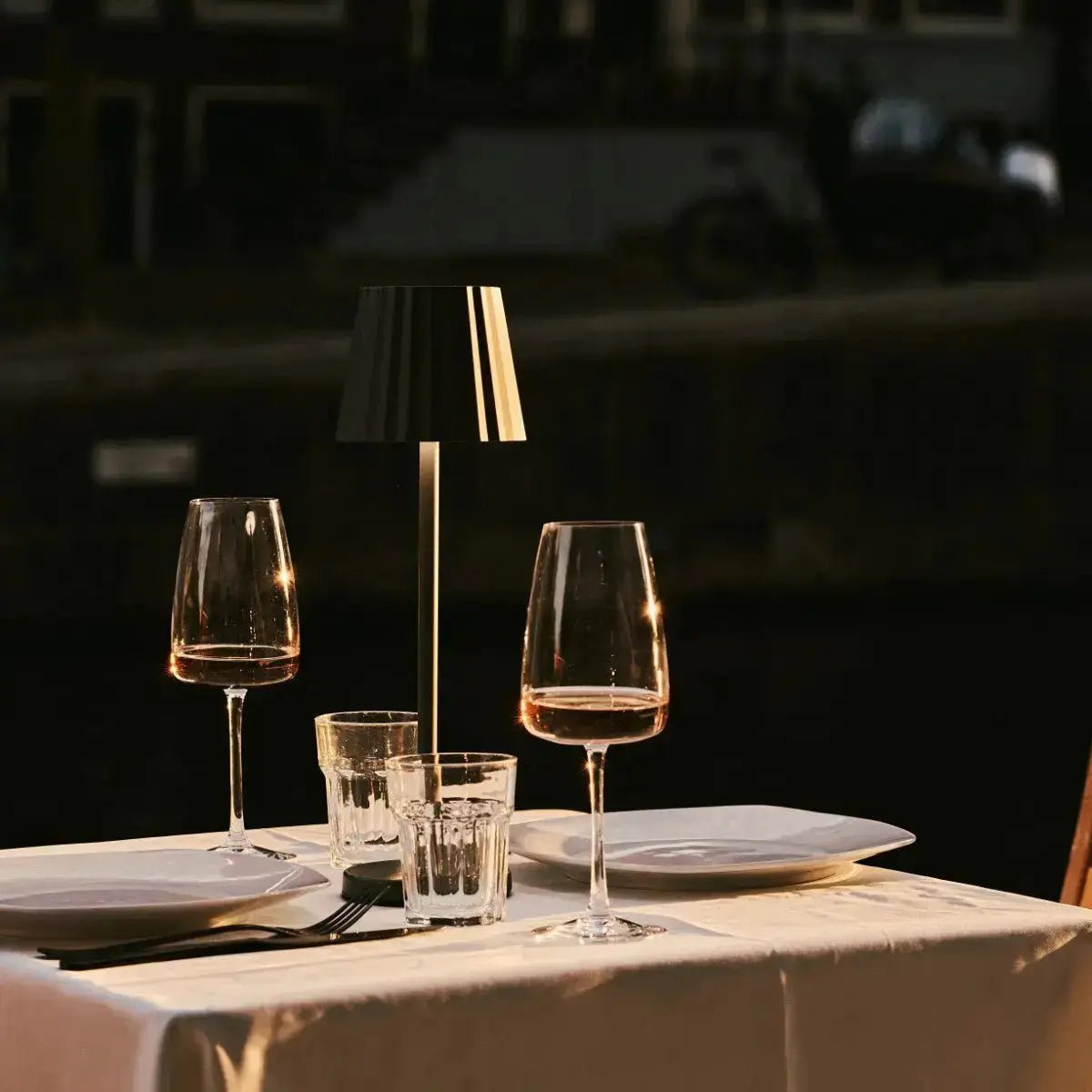 Combi Set Professional-4 x Maya Olive Green Oplaadbare tafellampen en 1 x Amstel Wireless Laying Station met Qi-Technology - Afbeelding 2