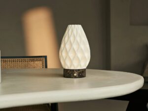Vela Marble draadloze tafellamp van 3D-geprint porselein – oplaadbaar, dimbaar en tot 100 uur licht