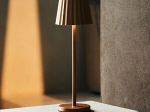 Maya koper geribbelde tafellamp gemaakt van ijzer - dimbare lamp en 3 lichtmodi, oplaadbaar via draadloos laadstation