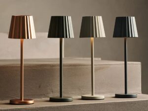 Combi Set Professional-8 x Maya Shadow Gray Oplaadbare tafellampen en 1 x Central Station draadloos laadstation met Qi-Technology