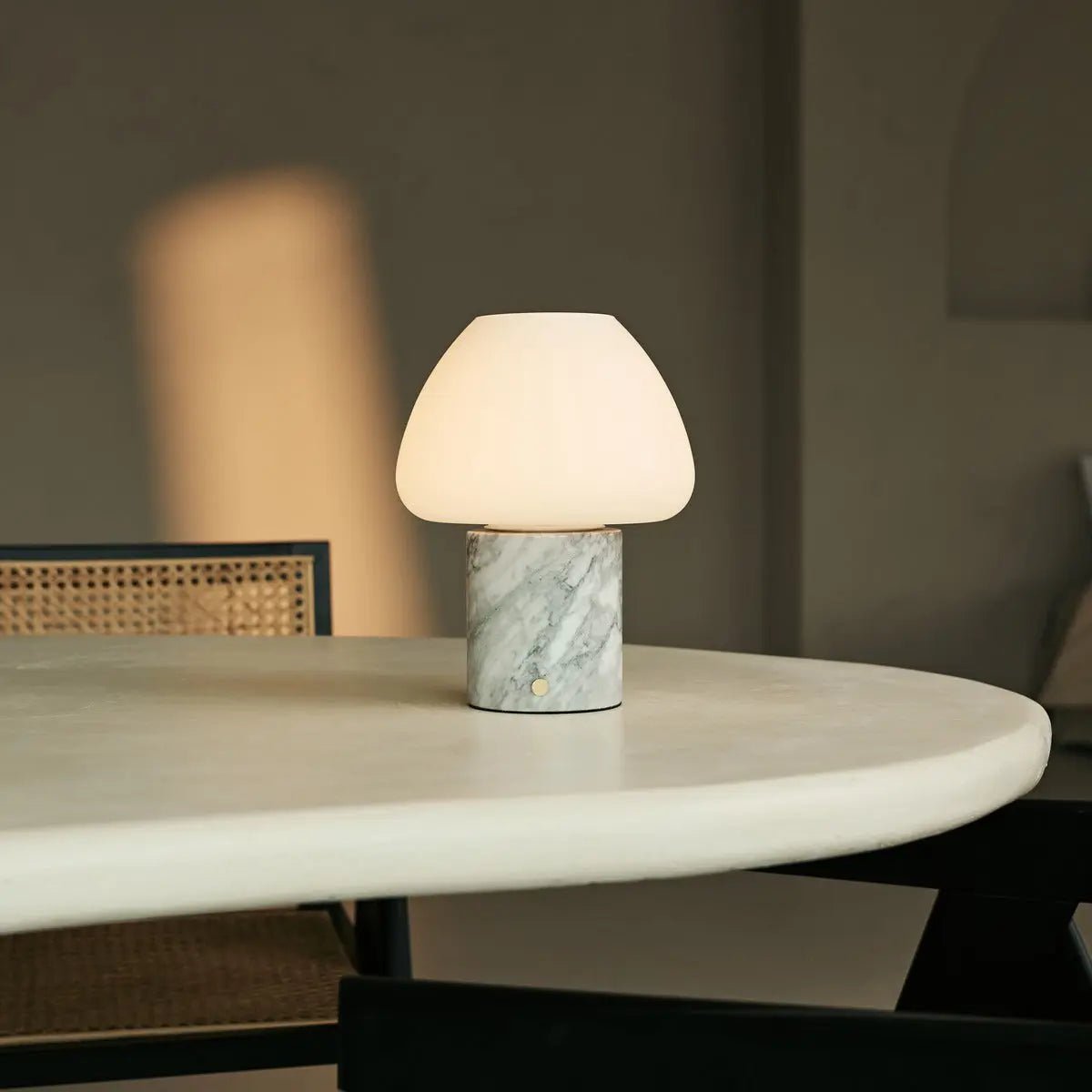 OSTADE WIT / BIANCO STATUARIETTO - Uniek oplaadbare marmeren tafellamp met 3 lichte kleuren en dimfunctie - Afbeelding 4