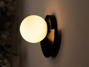 Kane zwarte draadloze wandlamp – oplaadbare hout- en glaslamp