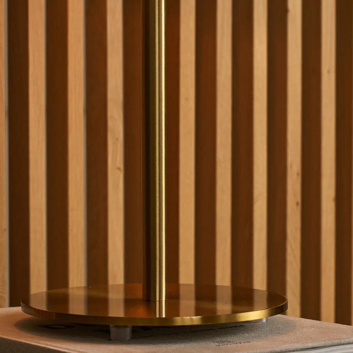 Lola goud-zwarte tafellamp – elegant metalen ontwerp met aan/uit-schakelaar - Afbeelding 6