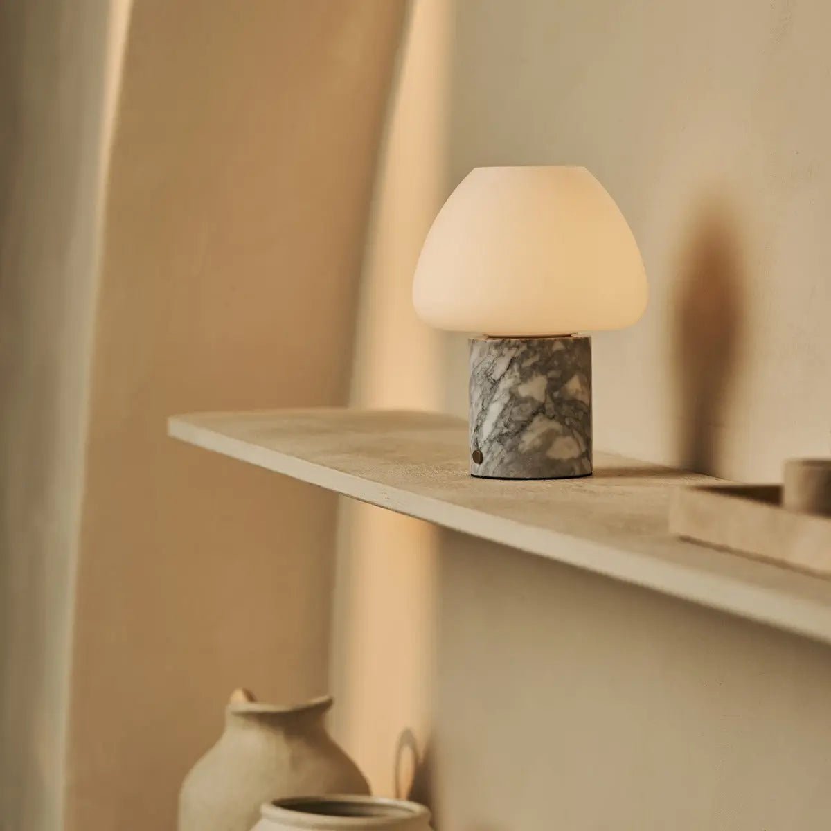 OSTADE WIT / BIANCO STATUARIETTO - Uniek oplaadbare marmeren tafellamp met 3 lichte kleuren en dimfunctie - Afbeelding 2