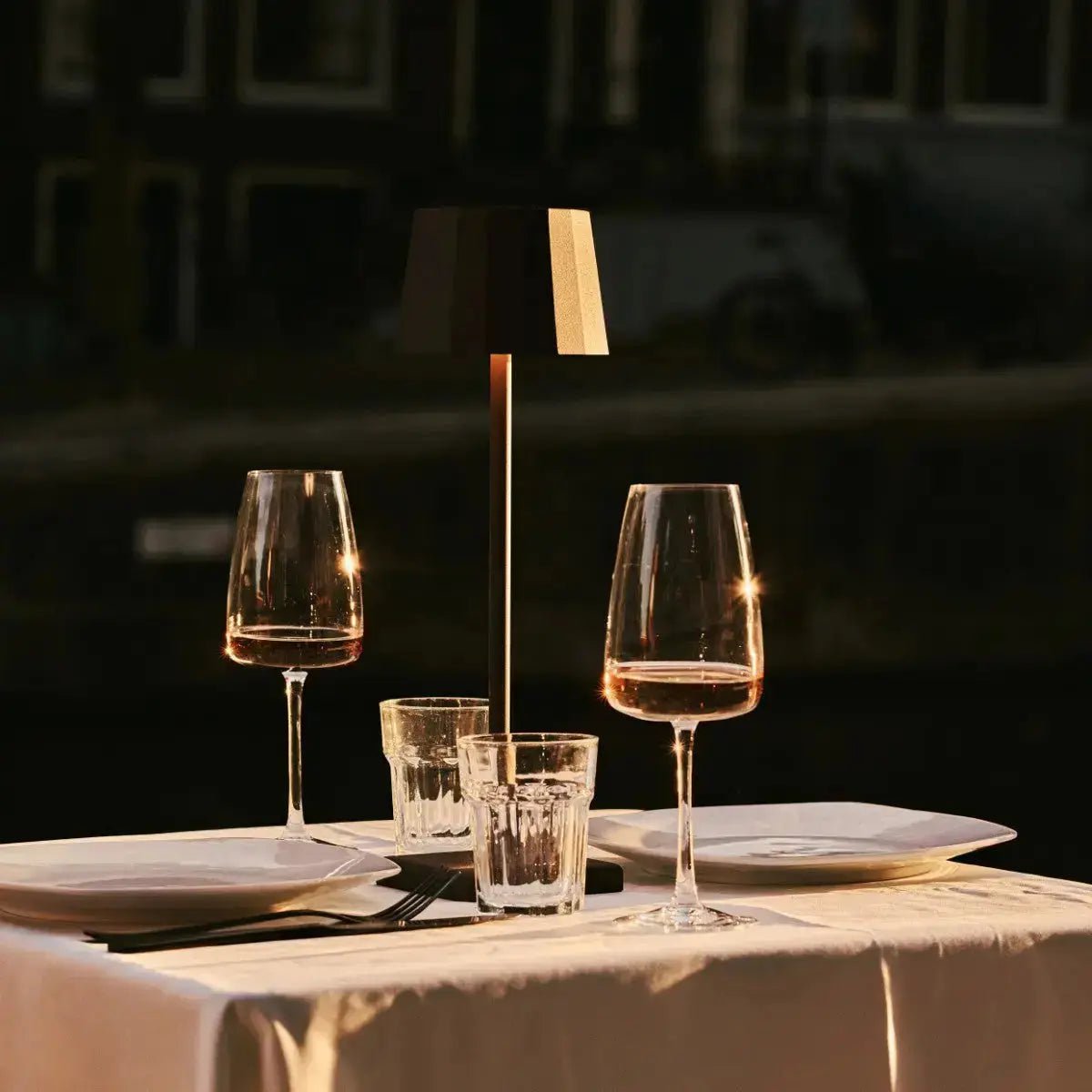 Combi Set Professional-4 X Wouter Mocha Brown Oplaadbare tafellampen & 1 x Amstel Wireless Laying Station met Qi-Technology - Afbeelding 2