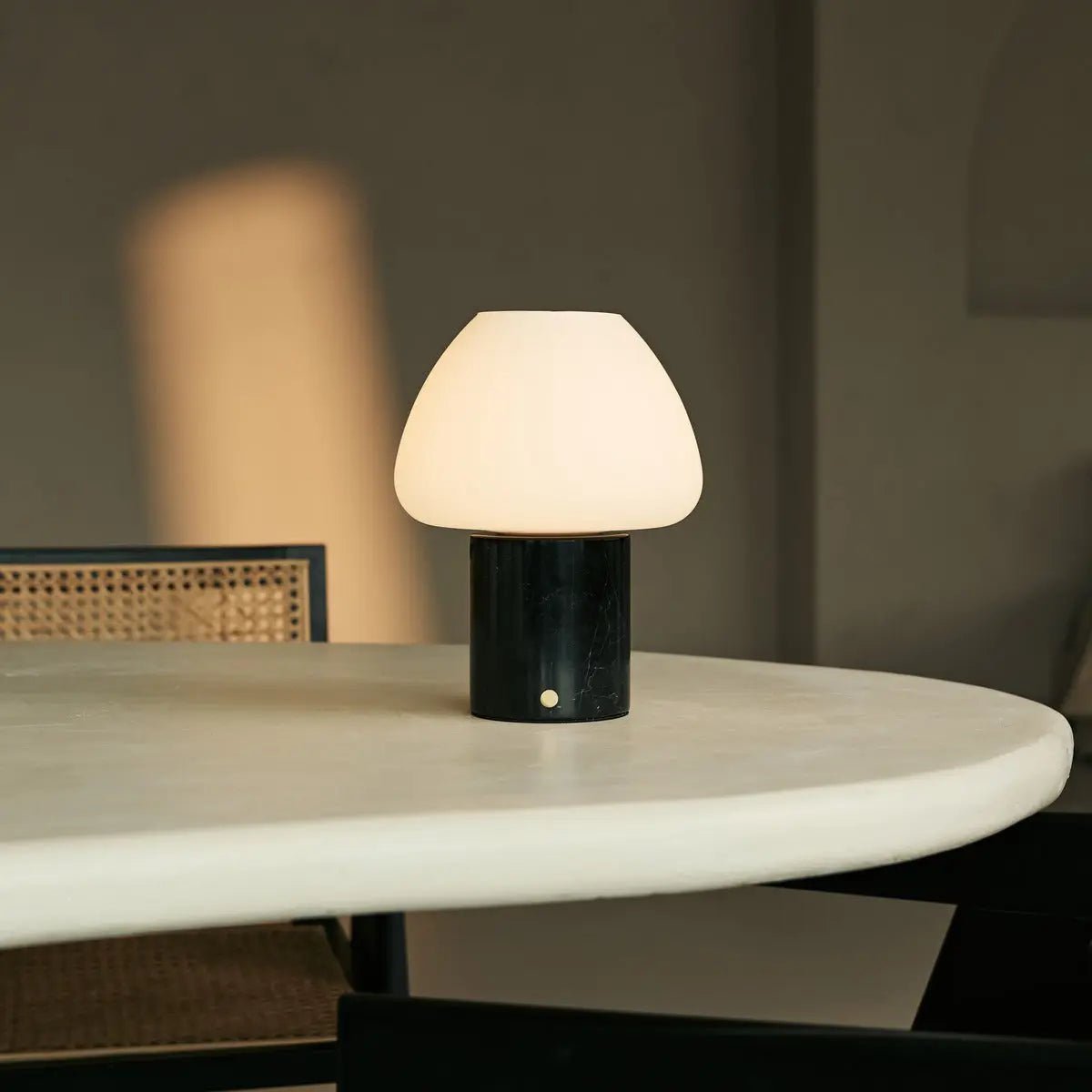 Ostade Black / Nero Marquina - Uniek oplaadbare marmeren tafellamp met 3 lichte kleuren en dimfunctie - Afbeelding 4