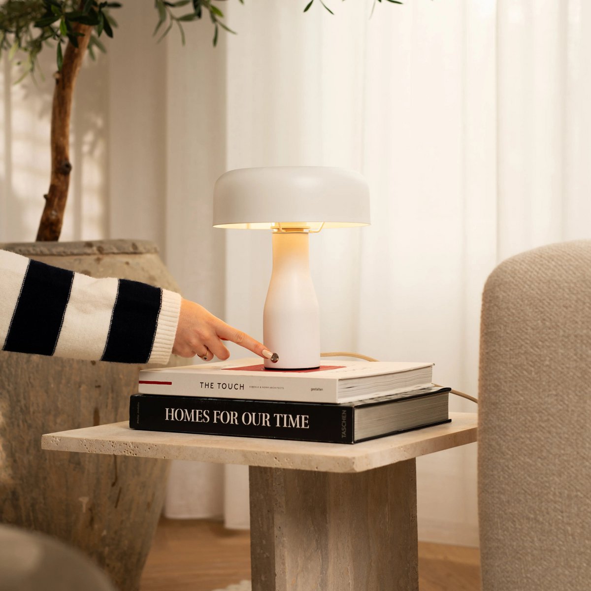 Jape witte metalen tafellamp – tijdloos design, warm licht en elegante stijl - Afbeelding 2