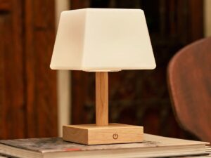 Tommy lichtbruine houten tafellamp met glas - oplaadbare, dimbare lamp, draadloze verlichting