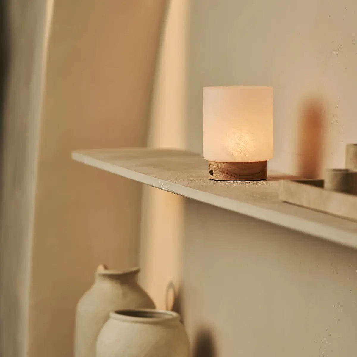 Pien lichtbruine houten tafellamp - oplaadbaar, dimbaar en tot 100 uur batterij - Afbeelding 9