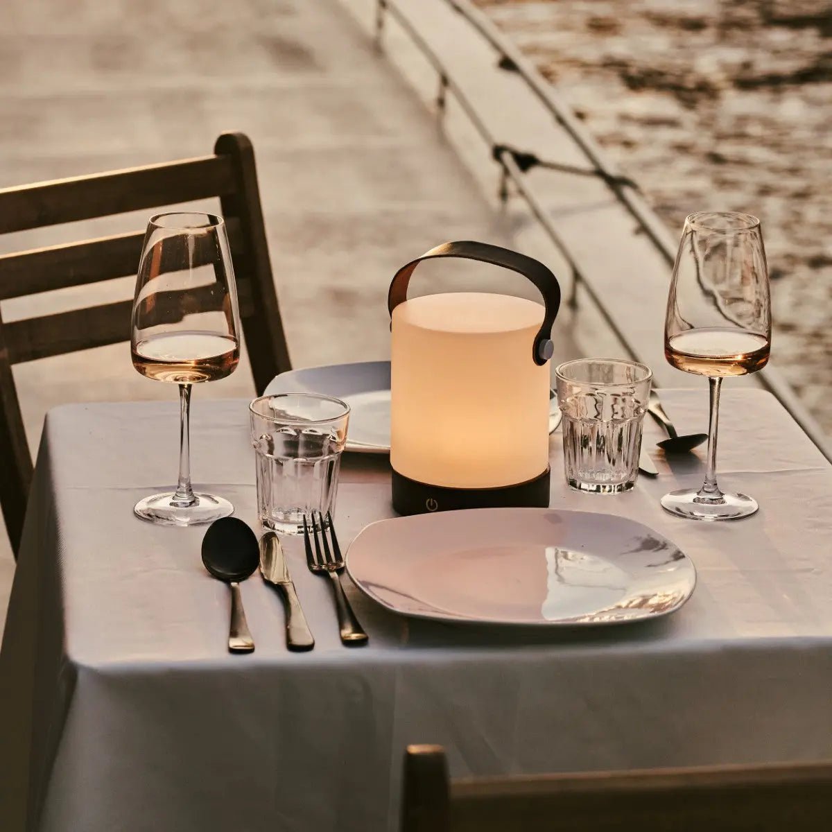 Avery donkerbruine oplaadbare houten tafellamp – draadloos en dimbaar met leren band - Afbeelding 6