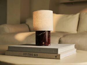 Onoda rood / rosso levanto - marmeren oplaadbare tafellamp - met linnen verwisselbare lampenkap en oplaadbaar ontwerp