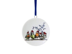 Kerstornament van een mini wandbord met vogels op tak met Kerstmuts